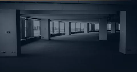 Leere Bürofläche mit einer Reihe tragender Stützen.